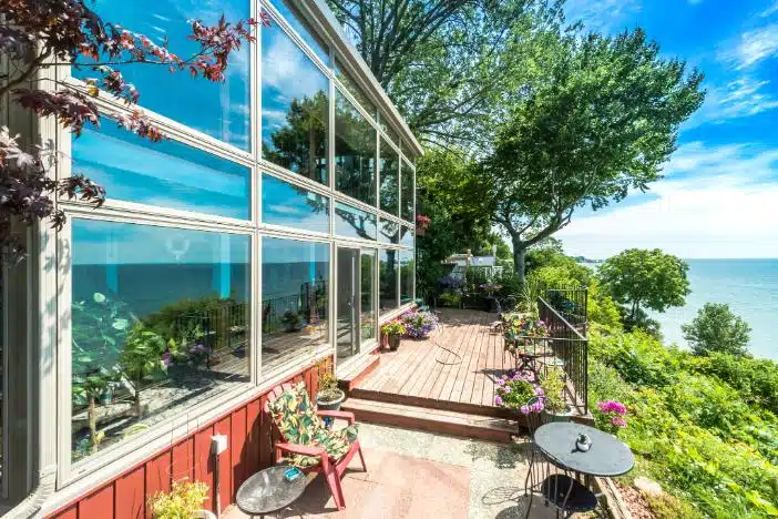 modele-400-sunroom-insulated-4-season-white-outdoor-view-sunny